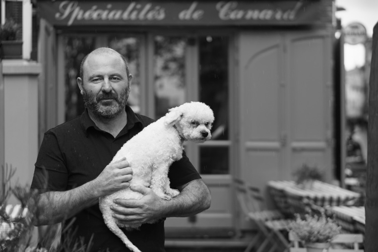Le restaurateur et son chien | © Gilles Vanderstraeten